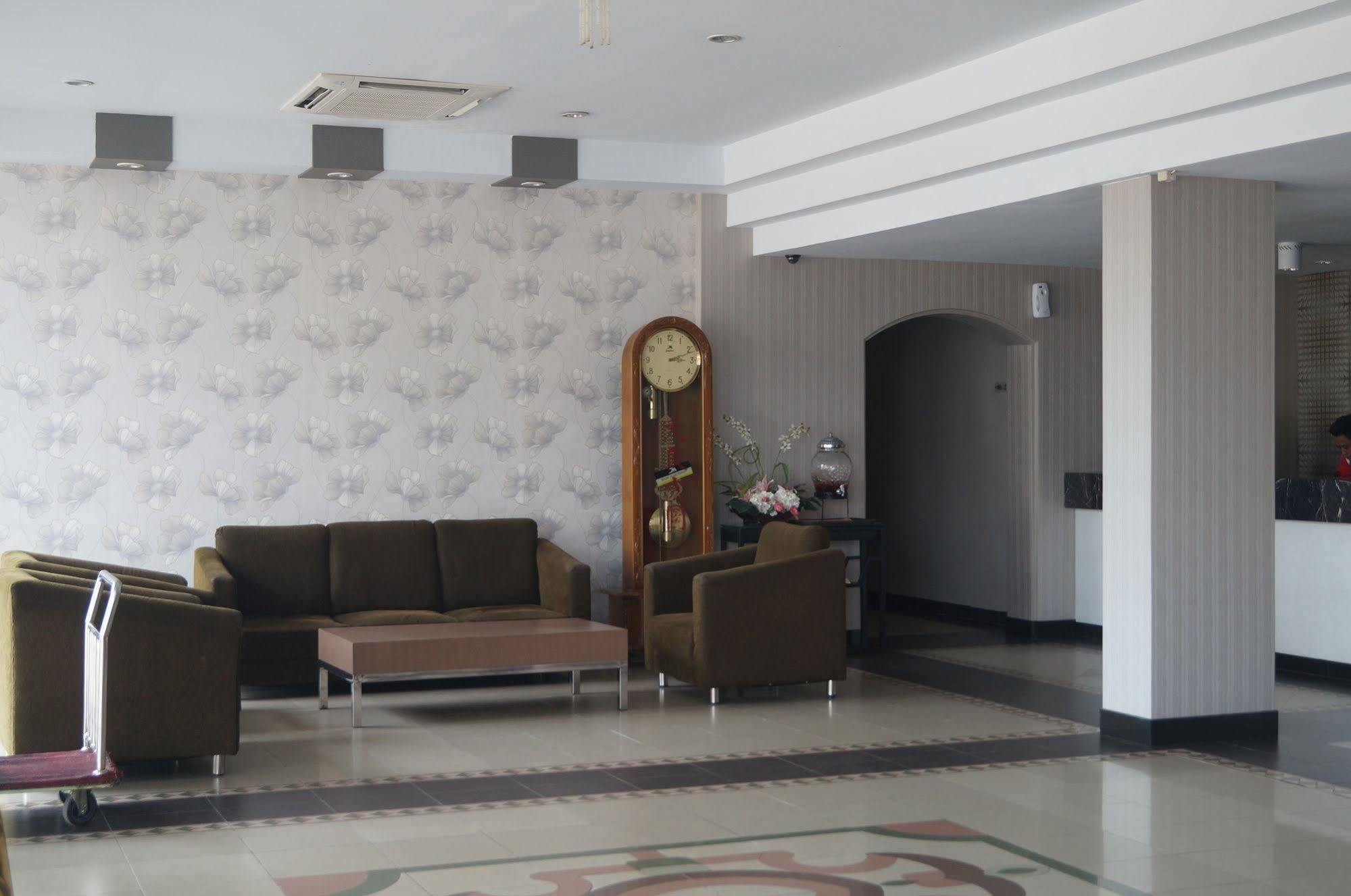 Surya Hotel Duri Bagian luar foto