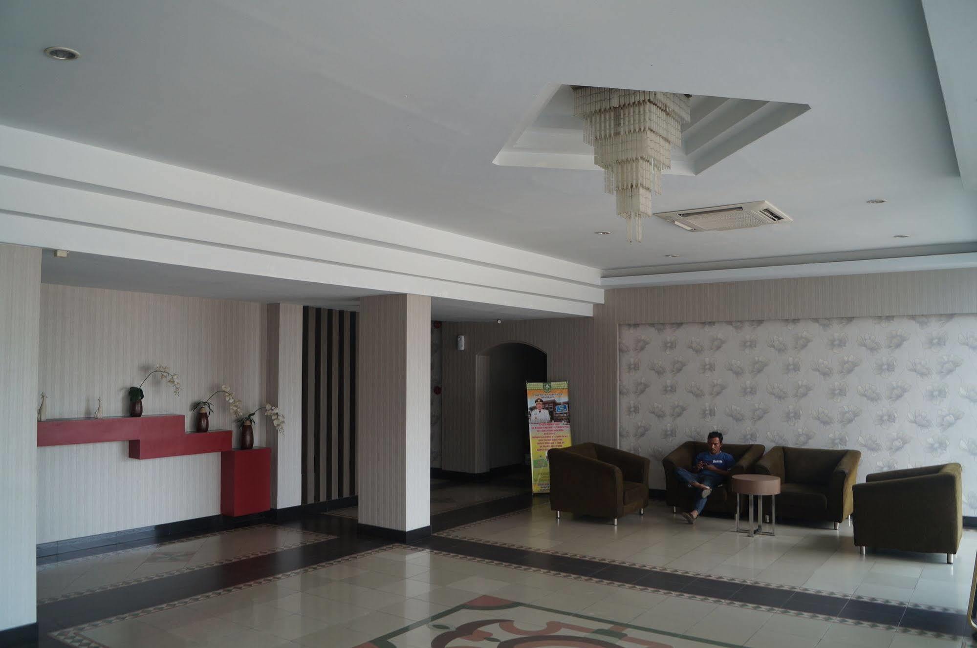 Surya Hotel Duri Bagian luar foto